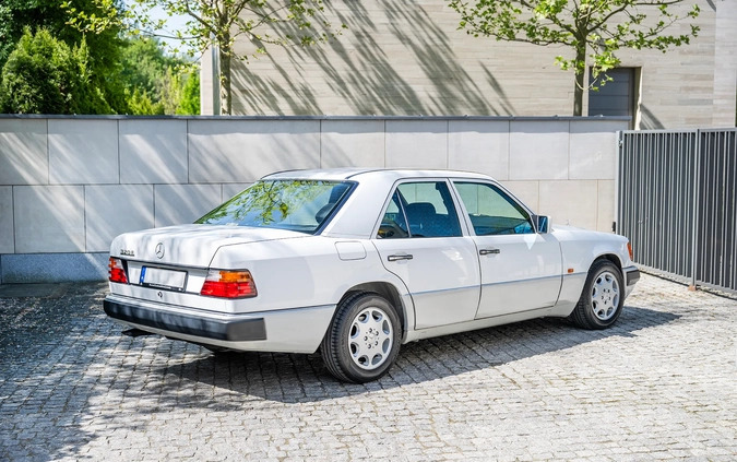 Mercedes-Benz W124 (1984-1993) cena 129000 przebieg: 28384, rok produkcji 1993 z Warszawa małe 742